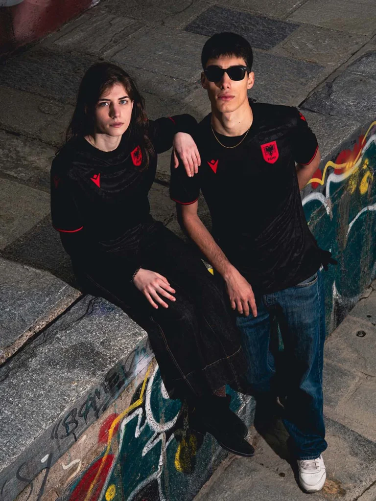 El águila bicéfala vuelve a volar: Macron presenta las camisetas de Albania 2026-2027