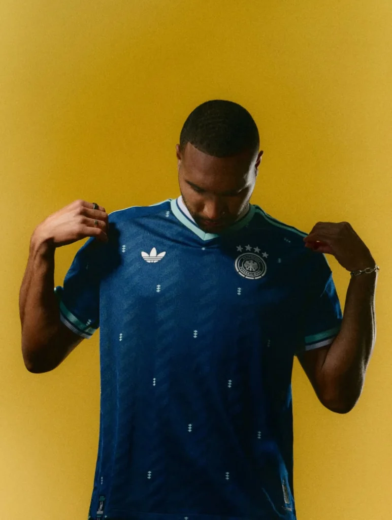 La camiseta visitante de Alemania para el Mundial 2026 recupera el aire de los años noventa