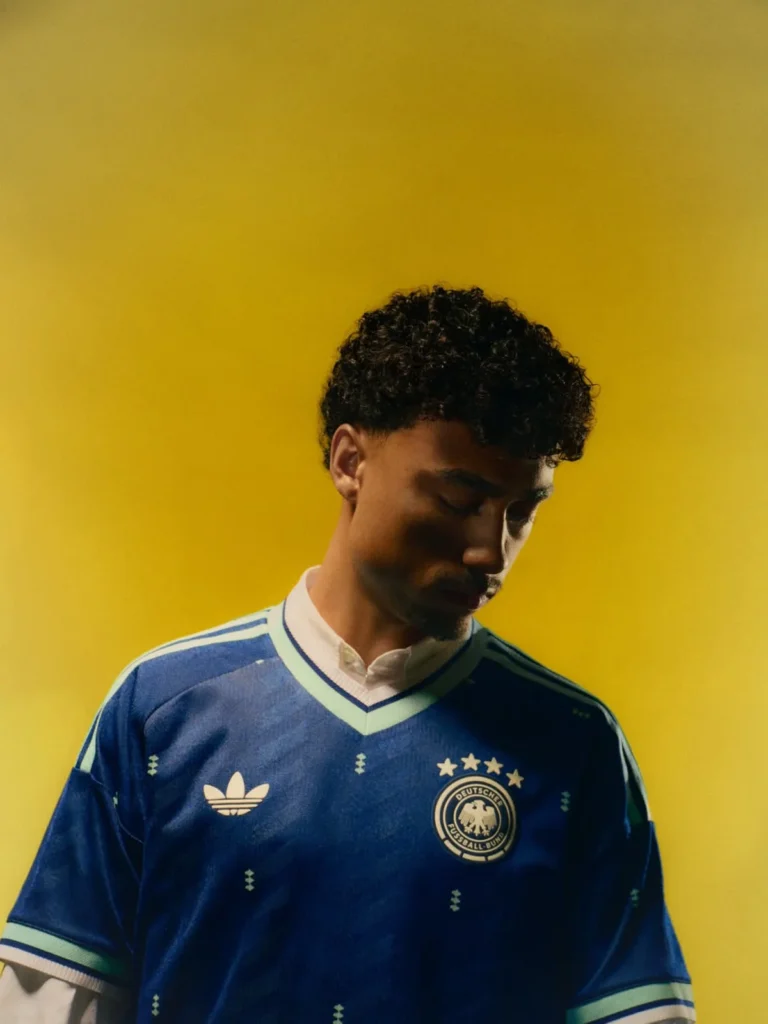 La camiseta visitante de Alemania para el Mundial 2026 recupera el aire de los años noventa