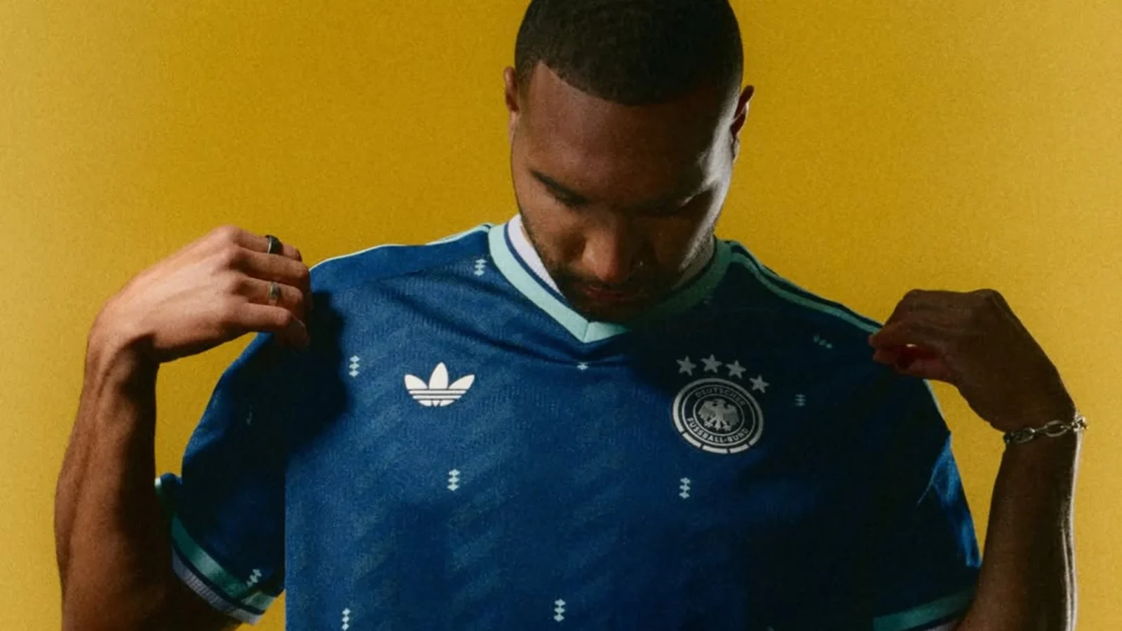 La camiseta visitante de Alemania para el Mundial 2026 recupera el aire de los años noventa