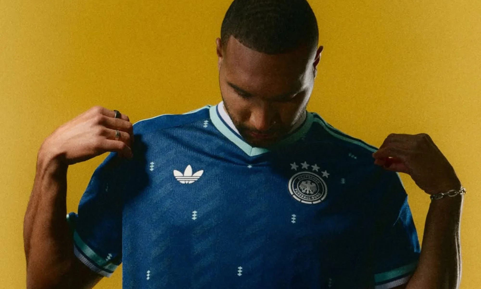 La camiseta visitante de Alemania para el Mundial 2026 recupera el aire de los años noventa