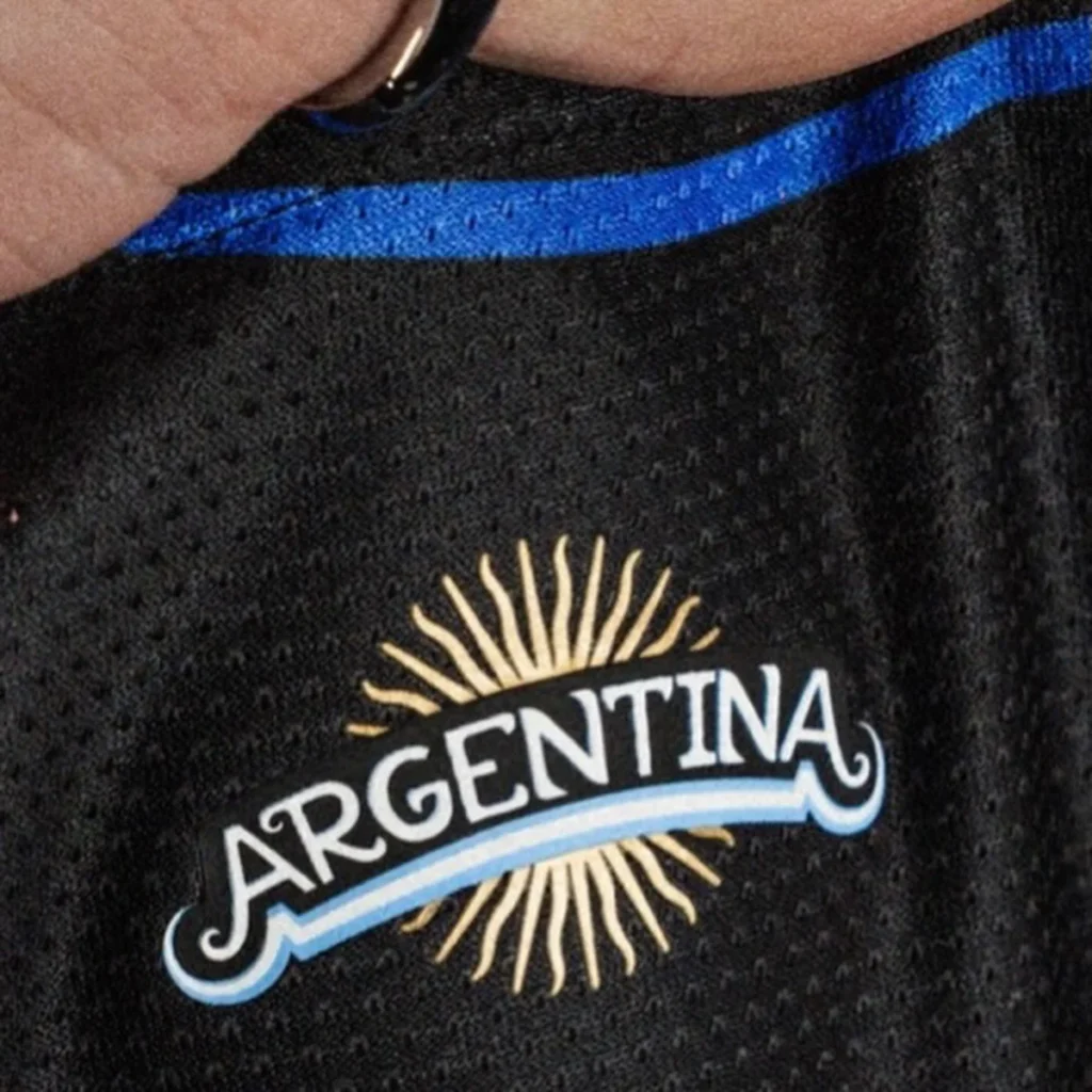 La camiseta visitante de Argentina para el Mundial 2026 se inspira en el arte porteño