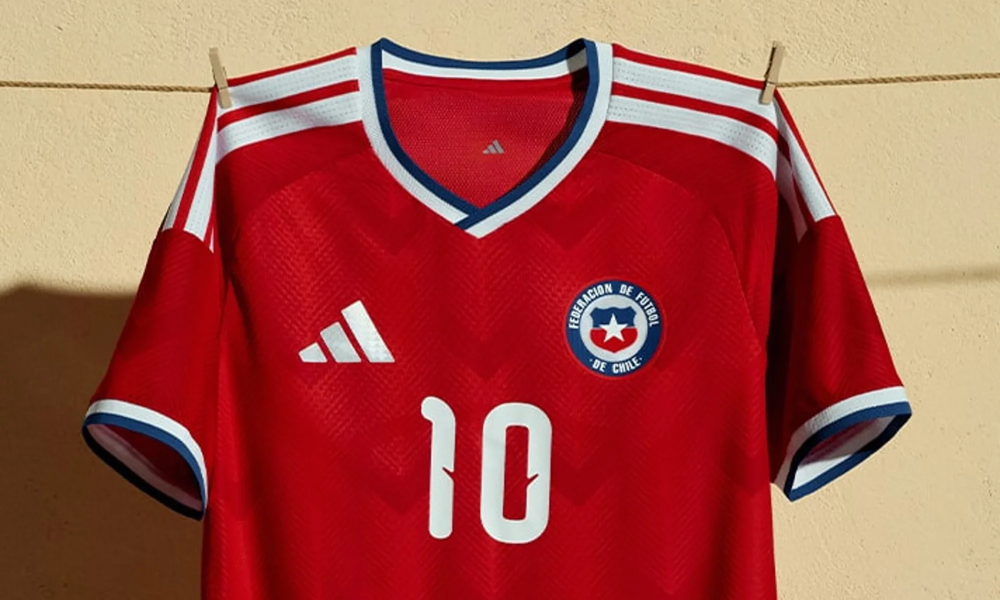 Chile viste el cóndor andino y el desierto florido en sus camisetas 2026-2027