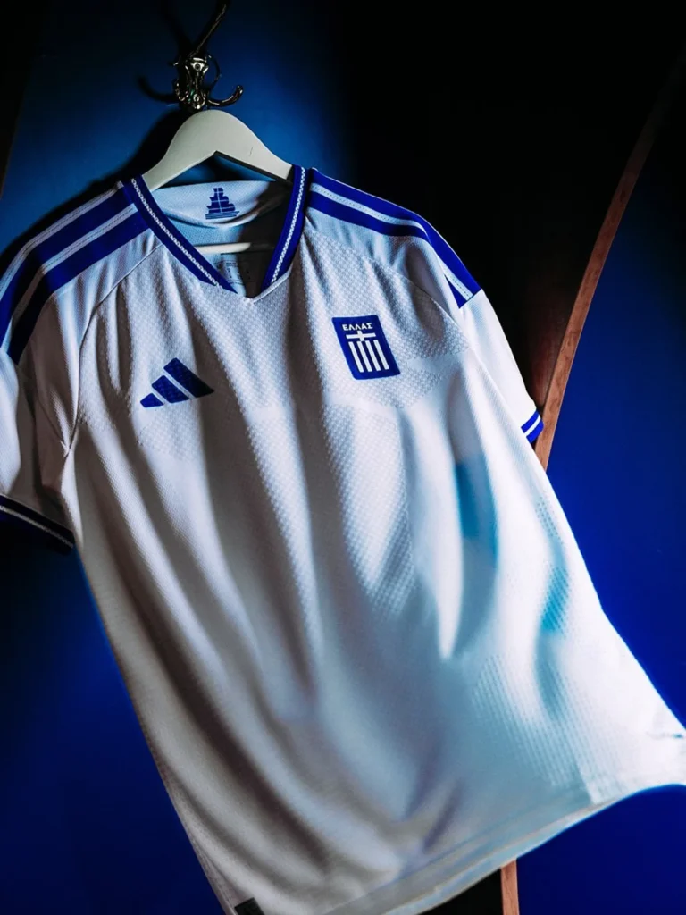 Grecia rescata el barco de 2004 en sus camisetas 2026-2027 con adidas