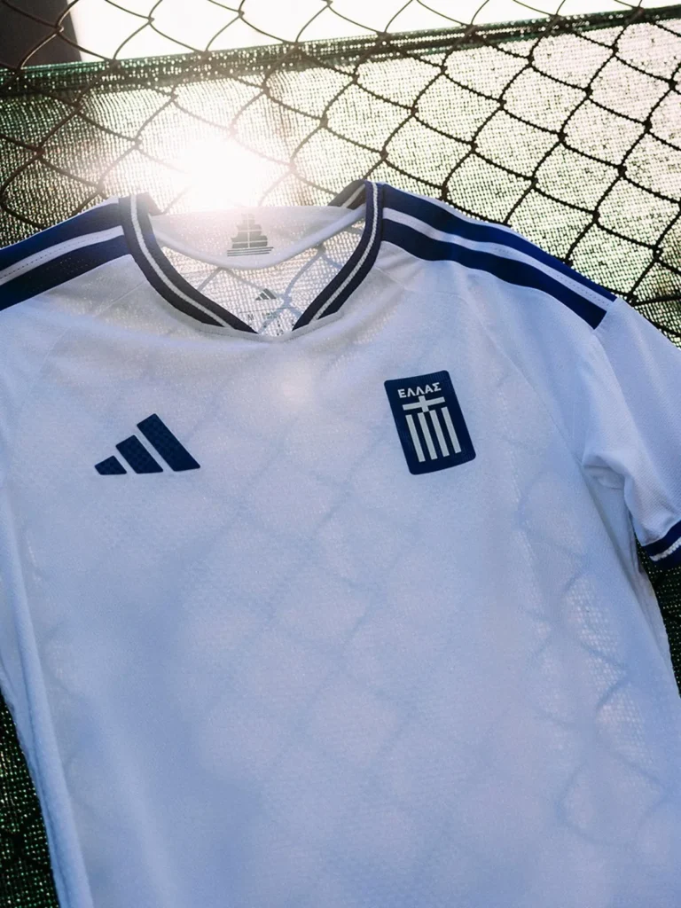 Grecia rescata el barco de 2004 en sus camisetas 2026-2027 con adidas