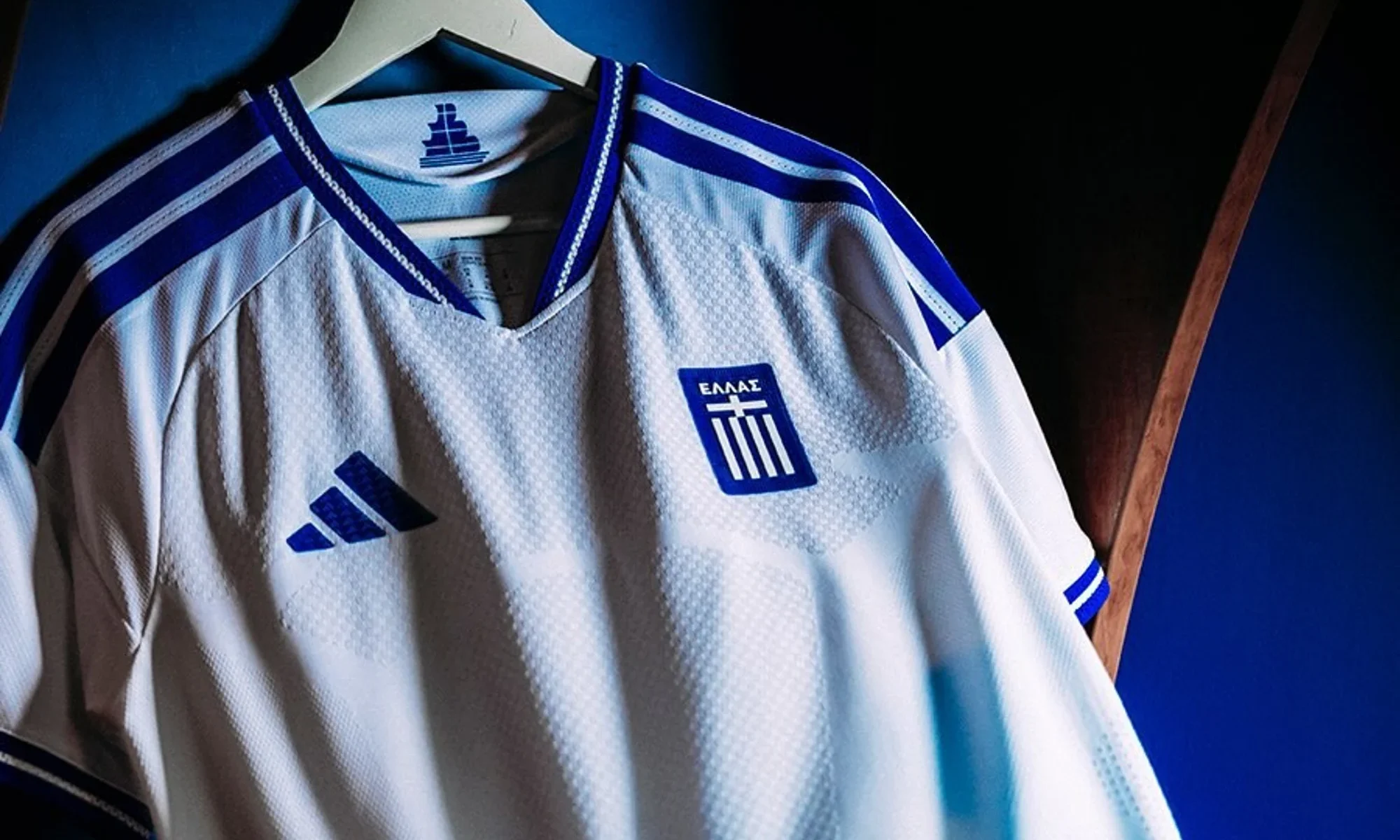 Grecia rescata el barco de 2004 en sus camisetas 2026-2027 con adidas