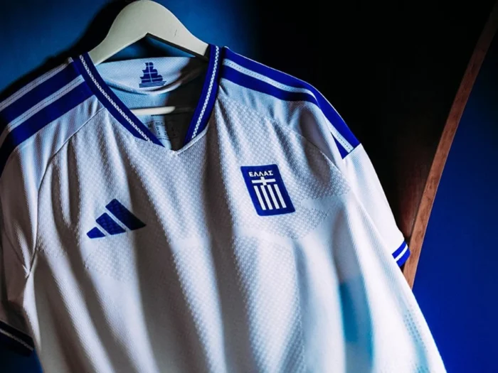 Grecia rescata el barco de 2004 en sus camisetas 2026-2027 con adidas