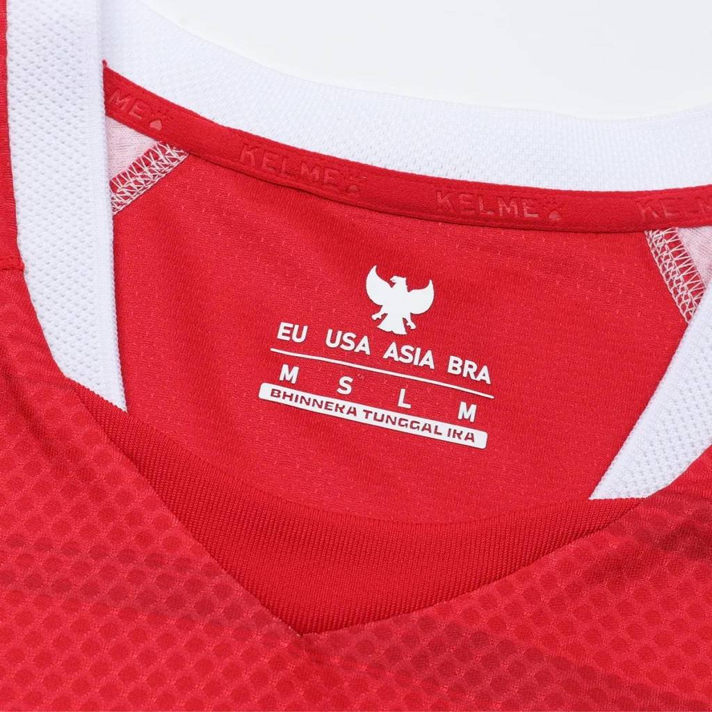 Kelme estrena su etapa en Indonesia con un guiño a la camiseta de 1999