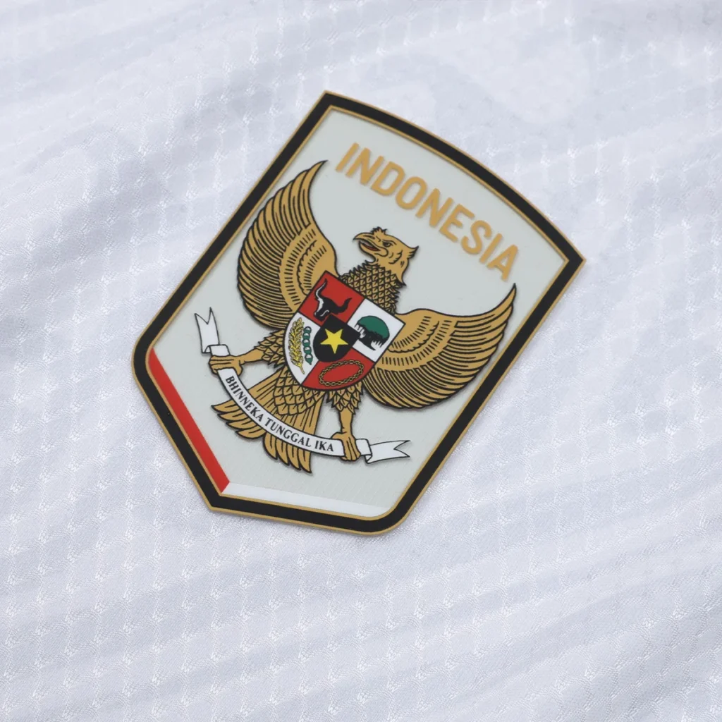 Kelme estrena su etapa en Indonesia con un guiño a la camiseta de 1999