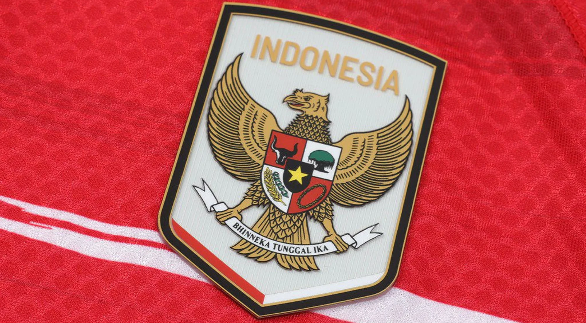 Kelme estrena su etapa en Indonesia con un guiño a la camiseta de 1999