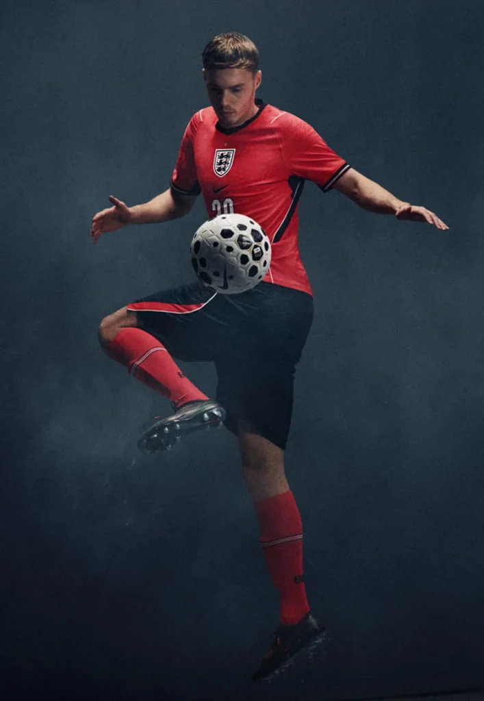 Inglaterra rompe con la tradición: roja y azul marino para el Mundial 2026
