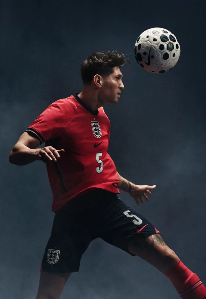 Inglaterra rompe con la tradición: roja y azul marino para el Mundial 2026