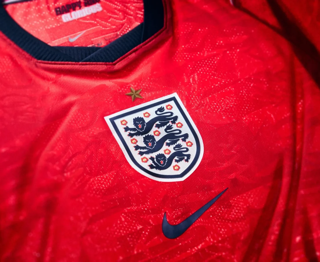 Inglaterra rompe con la tradición: roja y azul marino para el Mundial 2026