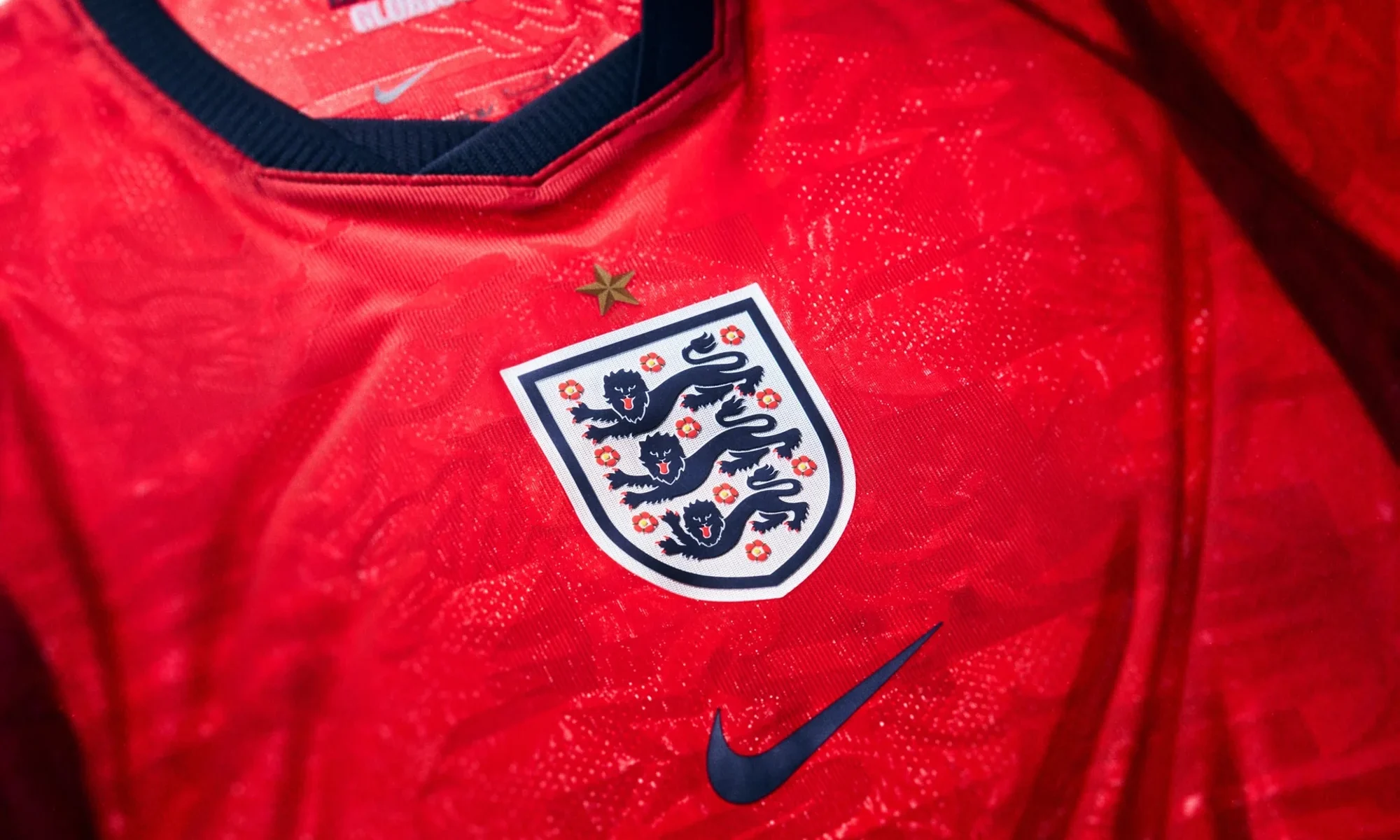 Inglaterra rompe con la tradición: roja y azul marino para el Mundial 2026