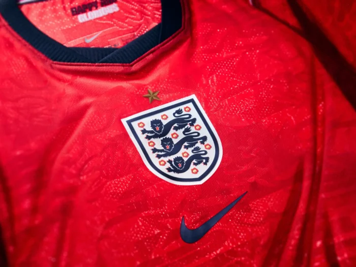 Inglaterra rompe con la tradición: roja y azul marino para el Mundial 2026