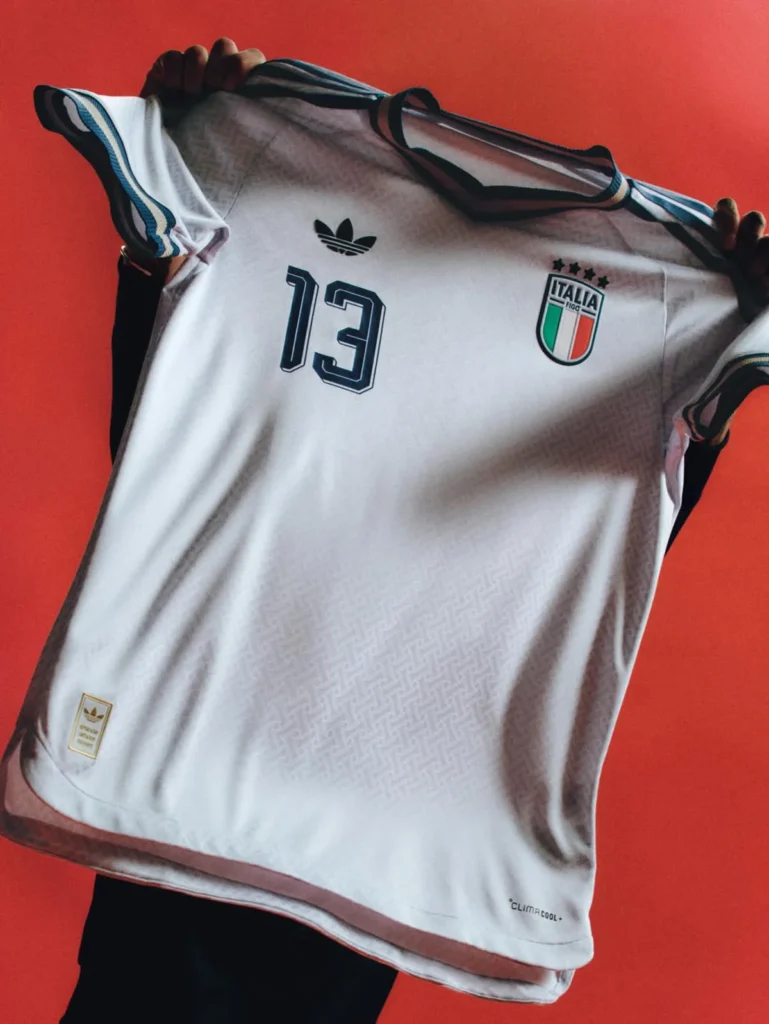 Italia viste la sastrería milanesa en su segunda camiseta 2026-2027