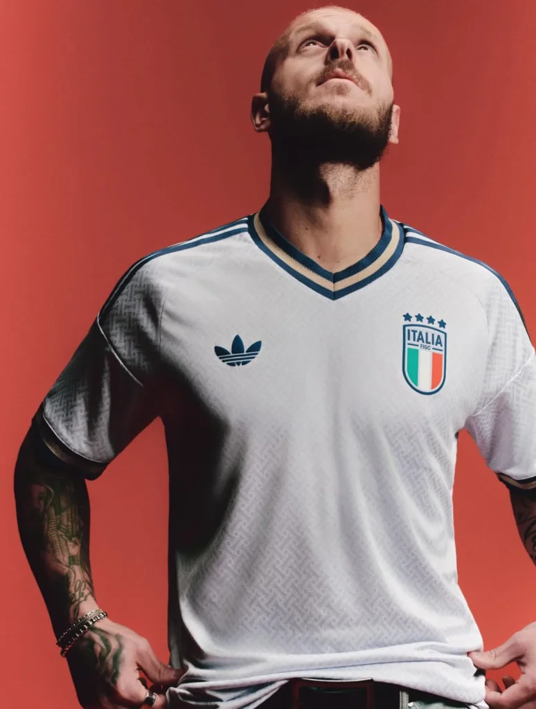 Italia viste la sastrería milanesa en su segunda camiseta 2026-2027