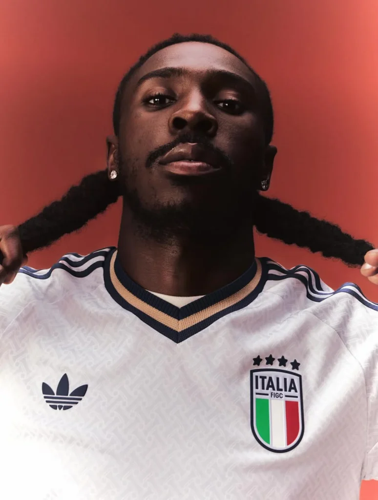 Italia viste la sastrería milanesa en su segunda camiseta 2026-2027