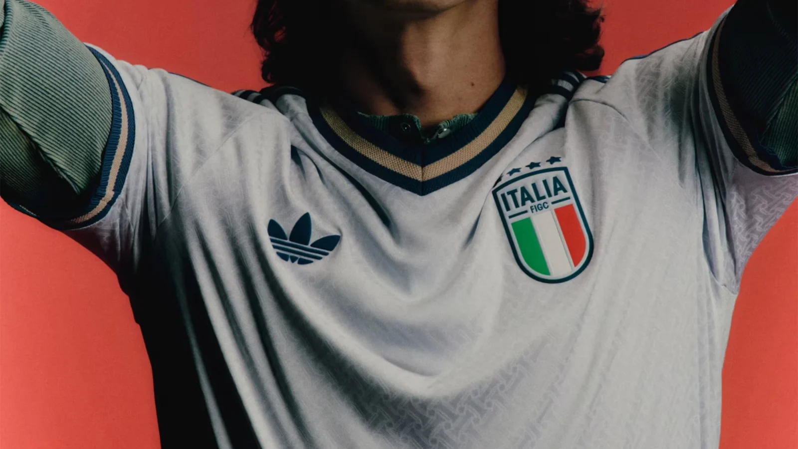 Italia viste la sastrería milanesa en su segunda camiseta 2026-2027