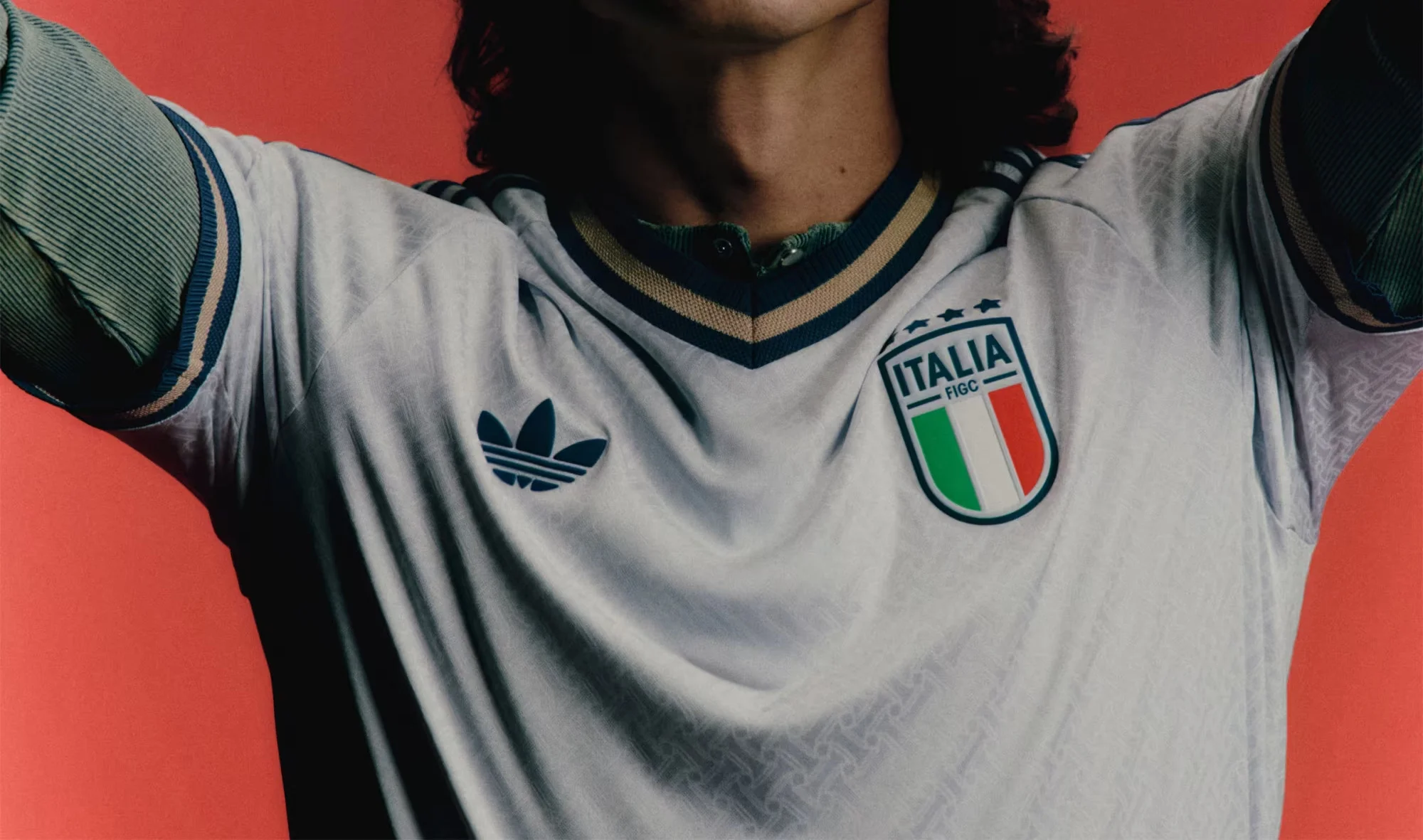 Italia viste la sastrería milanesa en su segunda camiseta 2026-2027