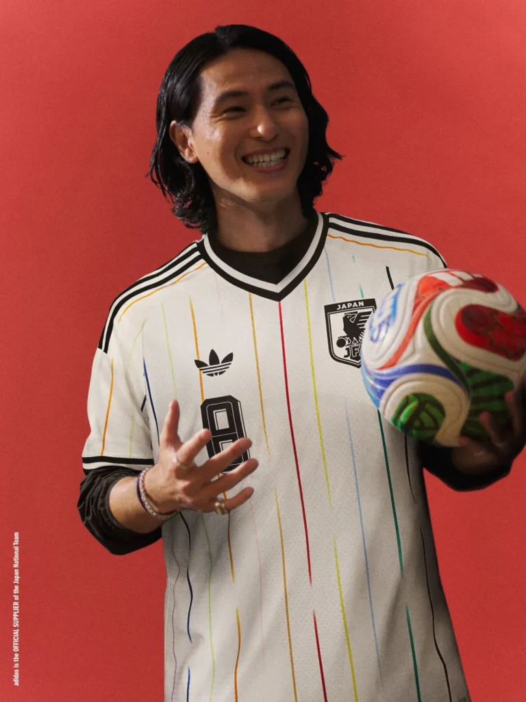 Japón pinta doce colores en su segunda camiseta del Mundial 2026