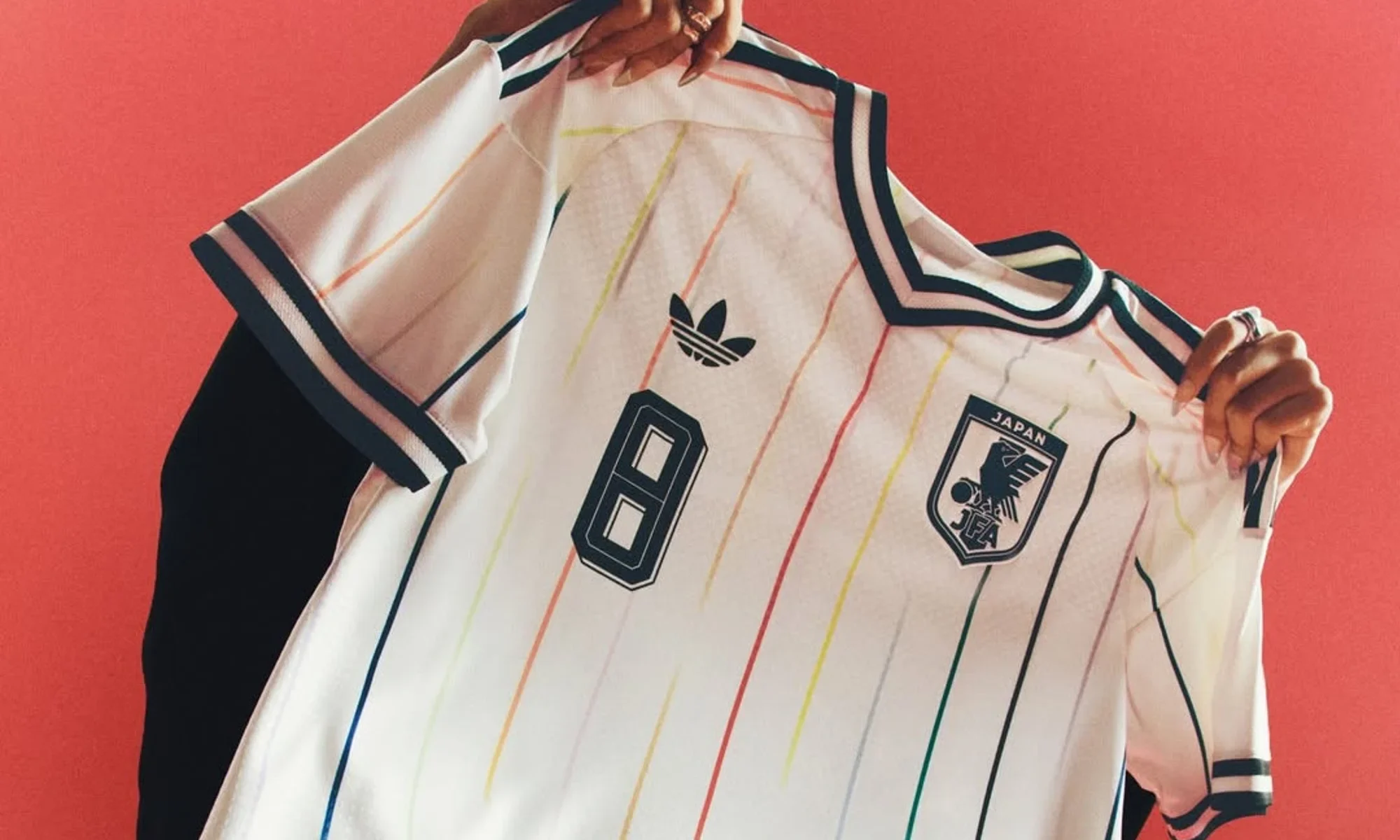 Japón pinta doce colores en su segunda camiseta del Mundial 2026