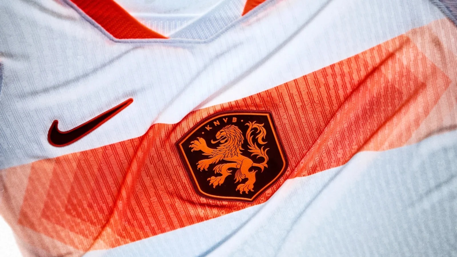Países Bajos apuesta por el blanco y un degradado naranja en su camiseta visitante del Mundial 2026