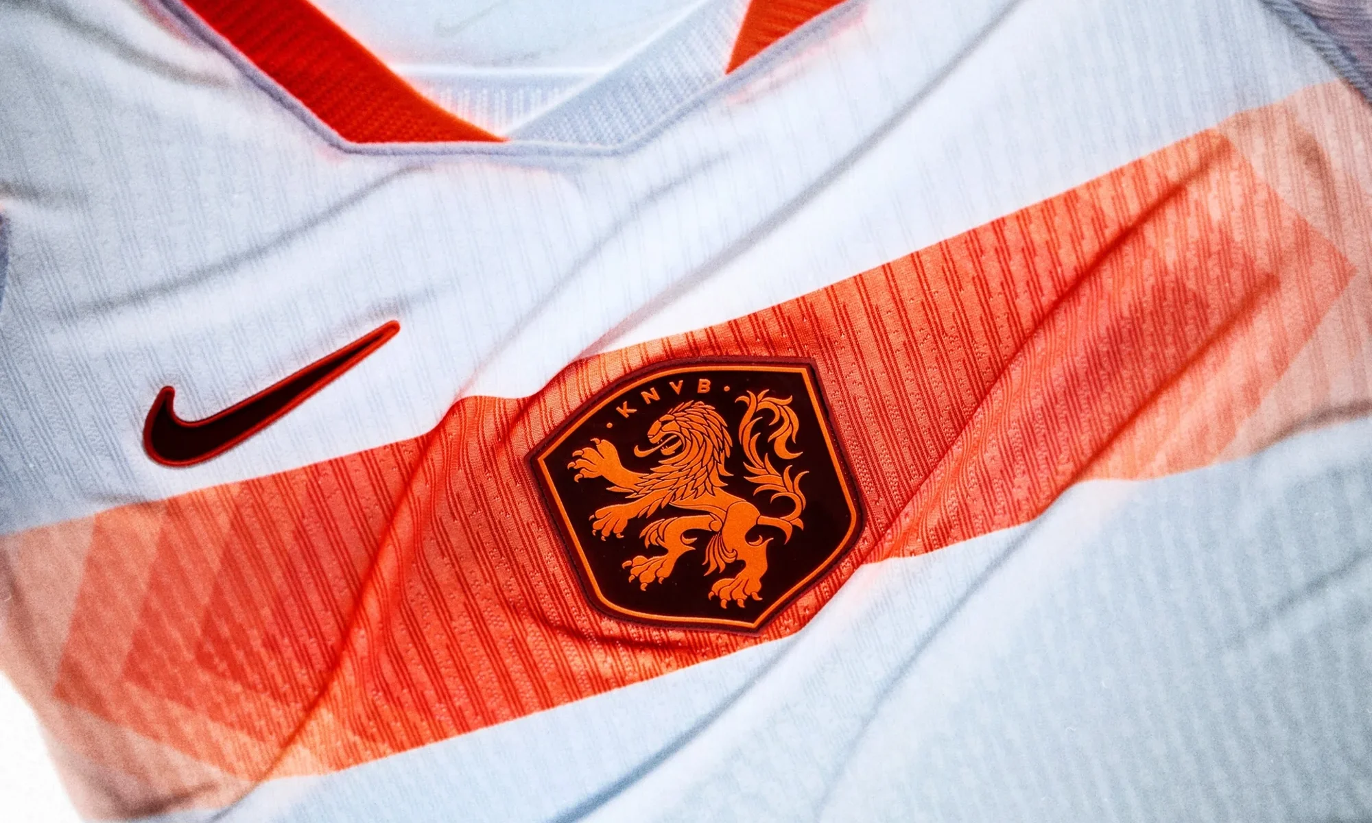 Países Bajos apuesta por el blanco y un degradado naranja en su camiseta visitante del Mundial 2026