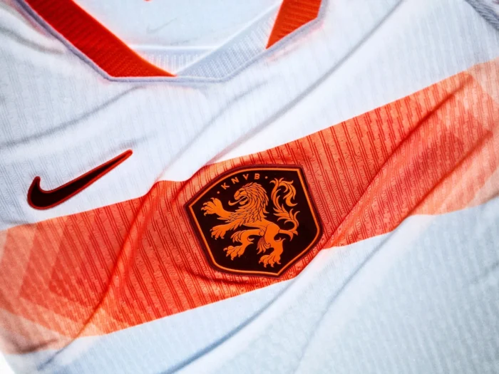 Países Bajos apuesta por el blanco y un degradado naranja en su camiseta visitante del Mundial 2026