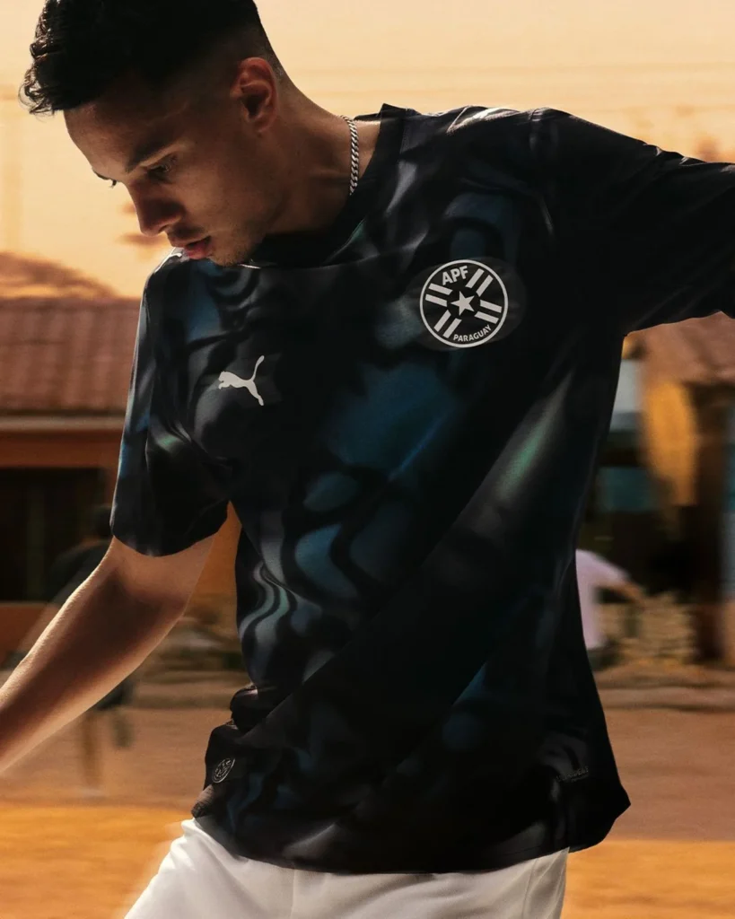 La tierra colorada y los ríos inspiran las camisetas de Paraguay para el Mundial 2026
