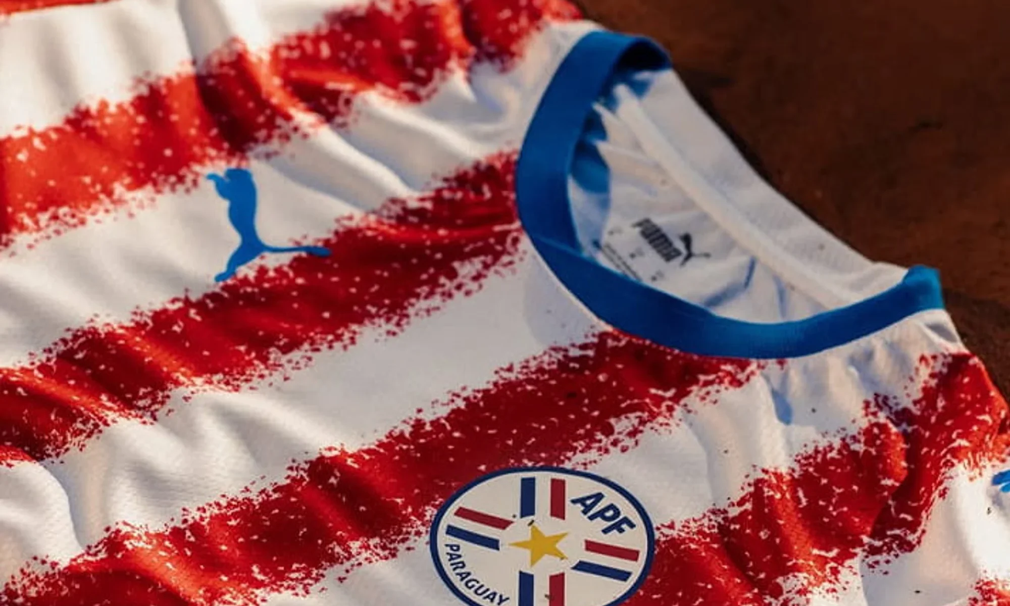 La tierra colorada y los ríos inspiran las camisetas de Paraguay para el Mundial 2026