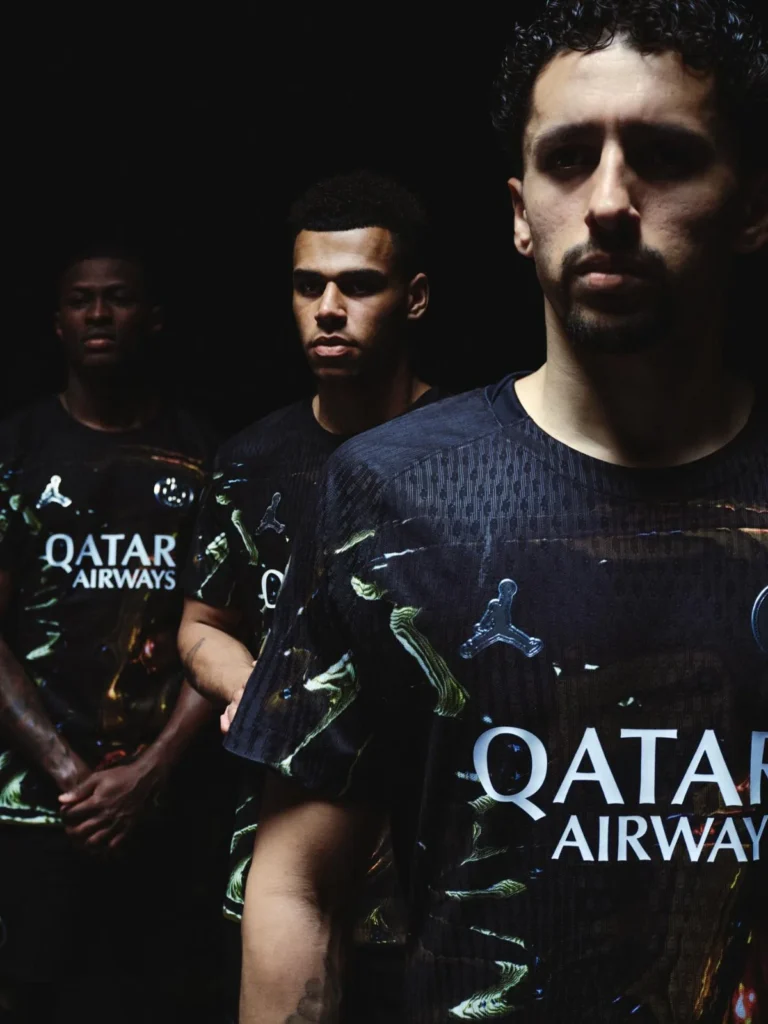 El Paris Saint-Germain viste París de noche en su quinta camiseta 2025-2026