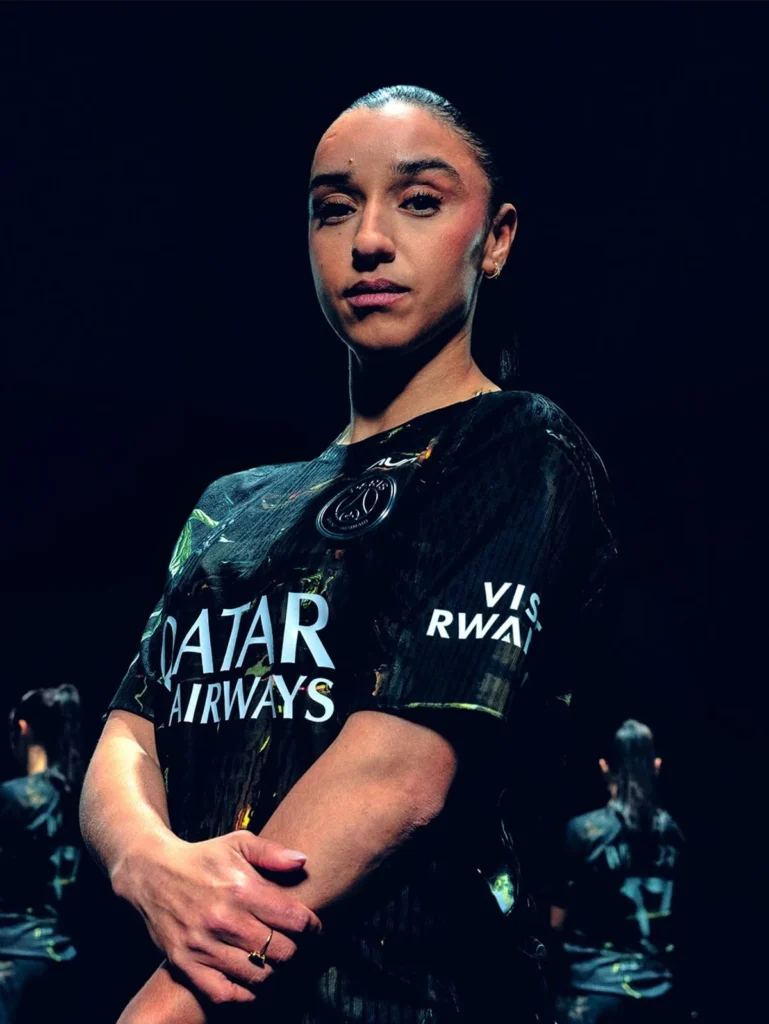 El Paris Saint-Germain viste París de noche en su quinta camiseta 2025-2026