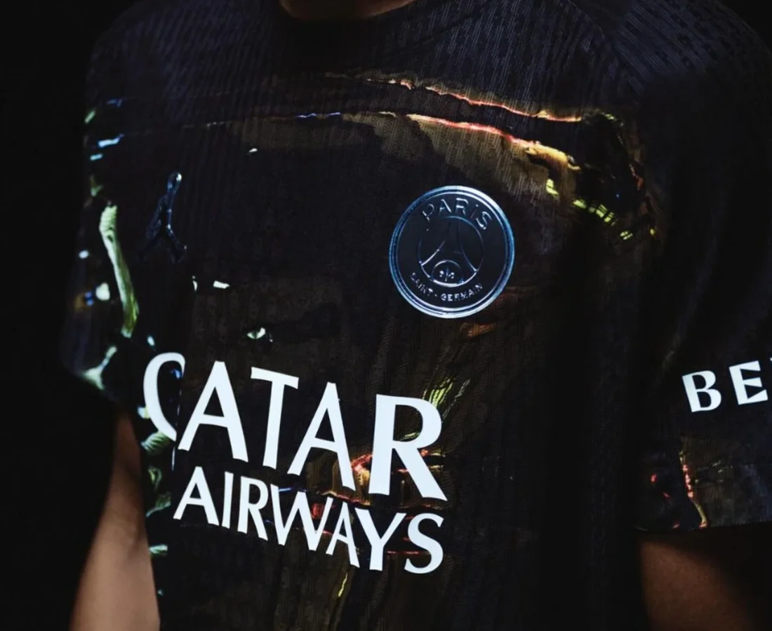 El Paris Saint-Germain viste París de noche en su quinta camiseta 2025-2026