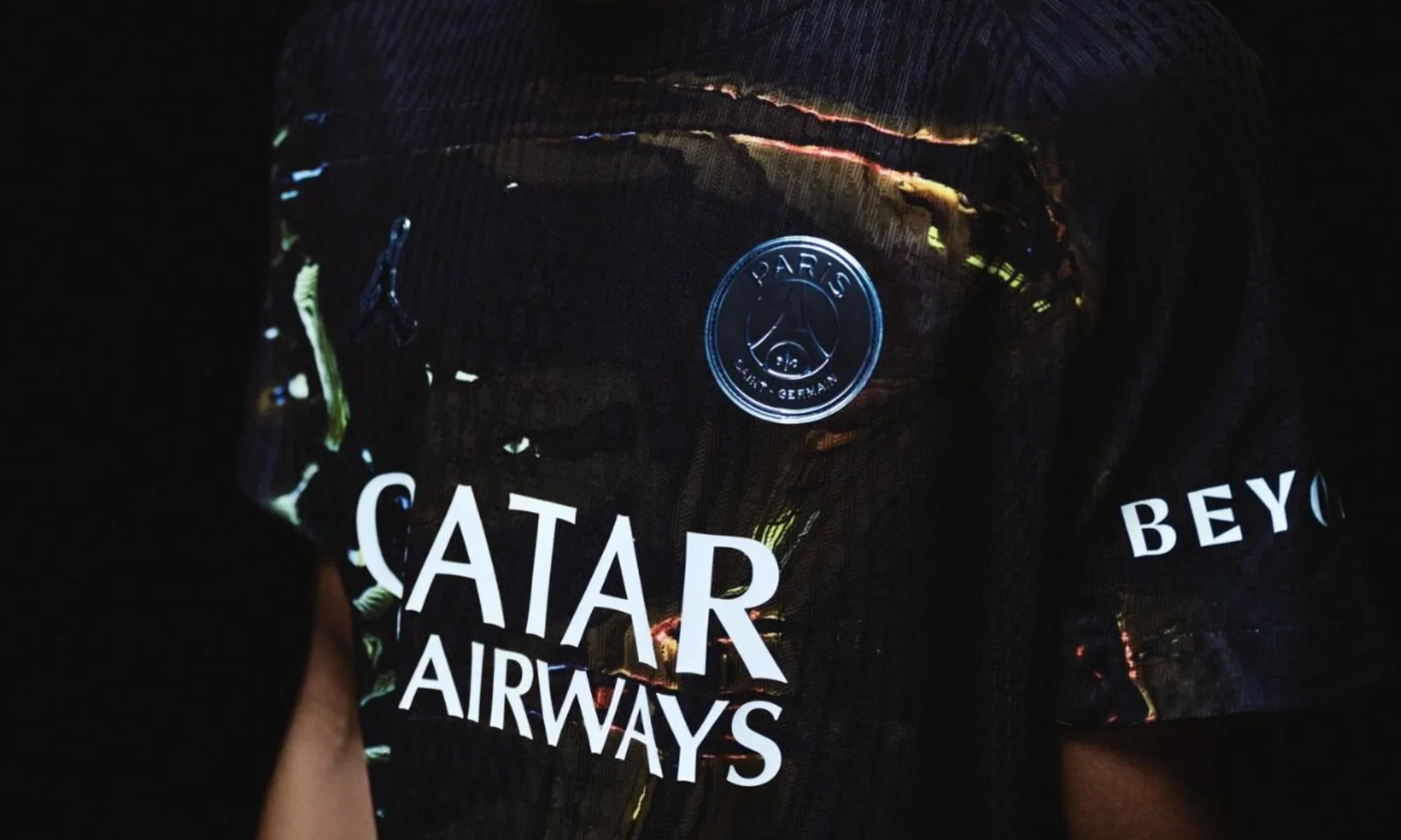 El Paris Saint-Germain viste París de noche en su quinta camiseta 2025-2026