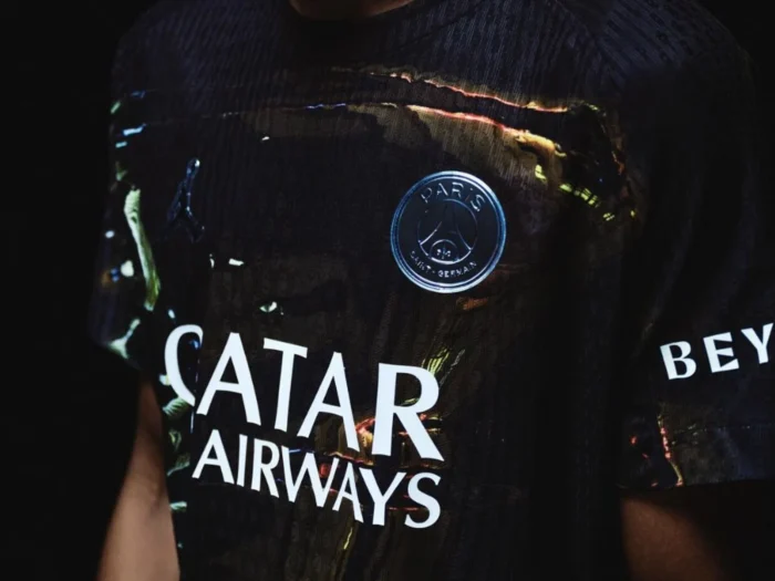 El Paris Saint-Germain viste París de noche en su quinta camiseta 2025-2026