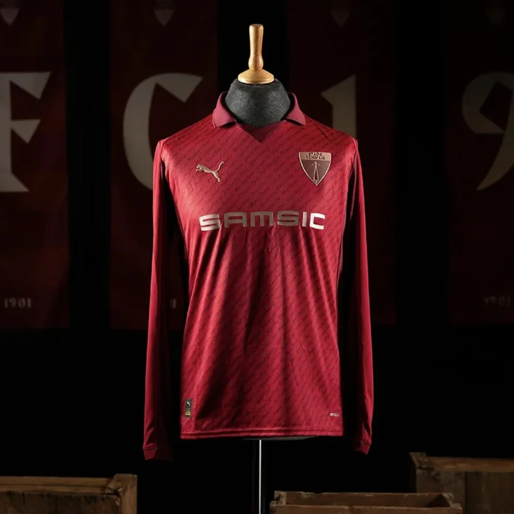 El Stade Rennais celebra sus 125 años con una camiseta granate y dorada