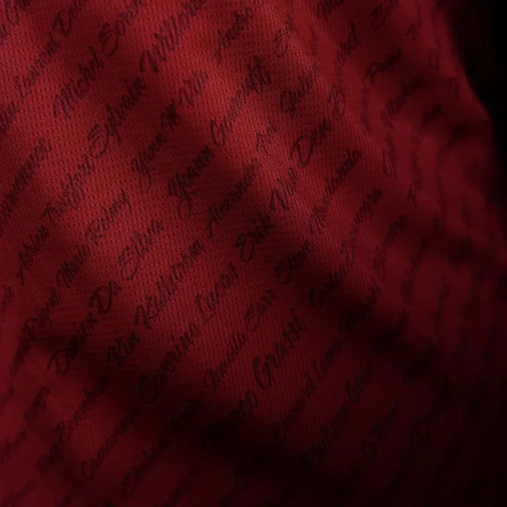 El Stade Rennais celebra sus 125 años con una camiseta granate y dorada