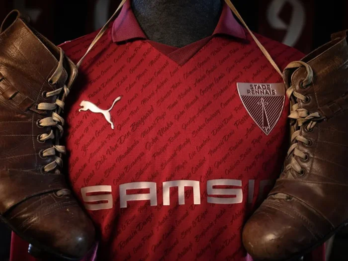 El Stade Rennais celebra sus 125 años con una camiseta granate y dorada
