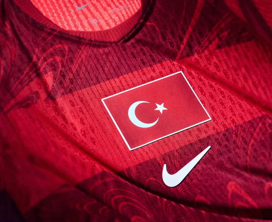 Turquía se viste de rojo y lleva el arte del Ebru a sus camisetas 2026-2027