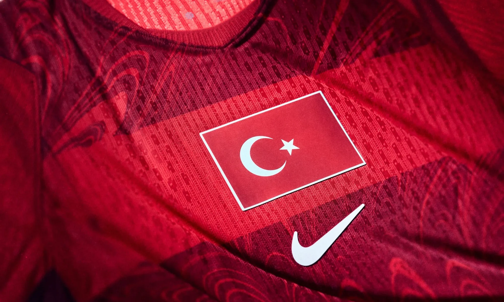Turquía se viste de rojo y lleva el arte del Ebru a sus camisetas 2026-2027