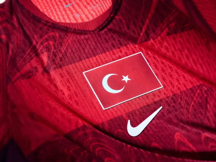 Turquía se viste de rojo y lleva el arte del Ebru a sus camisetas 2026-2027