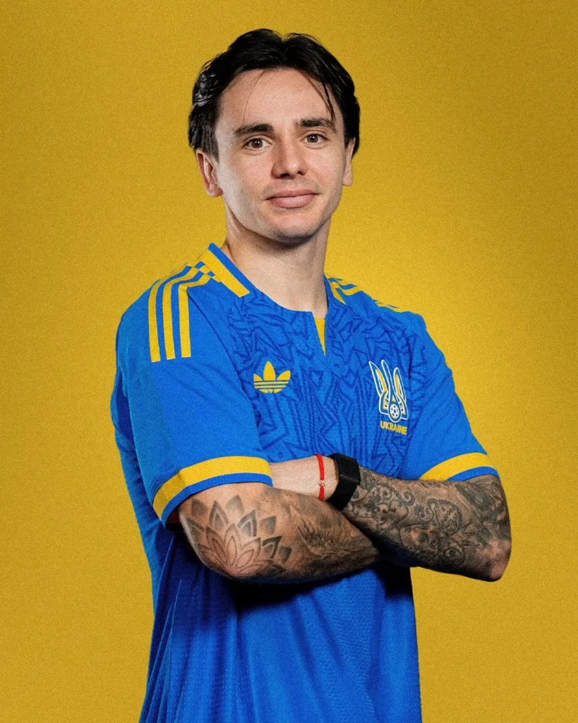 Ucrania borda su vyshyvanka y el tridente en las camisetas 2026-2027