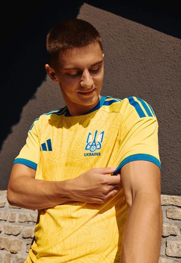 Ucrania borda su vyshyvanka y el tridente en las camisetas 2026-2027