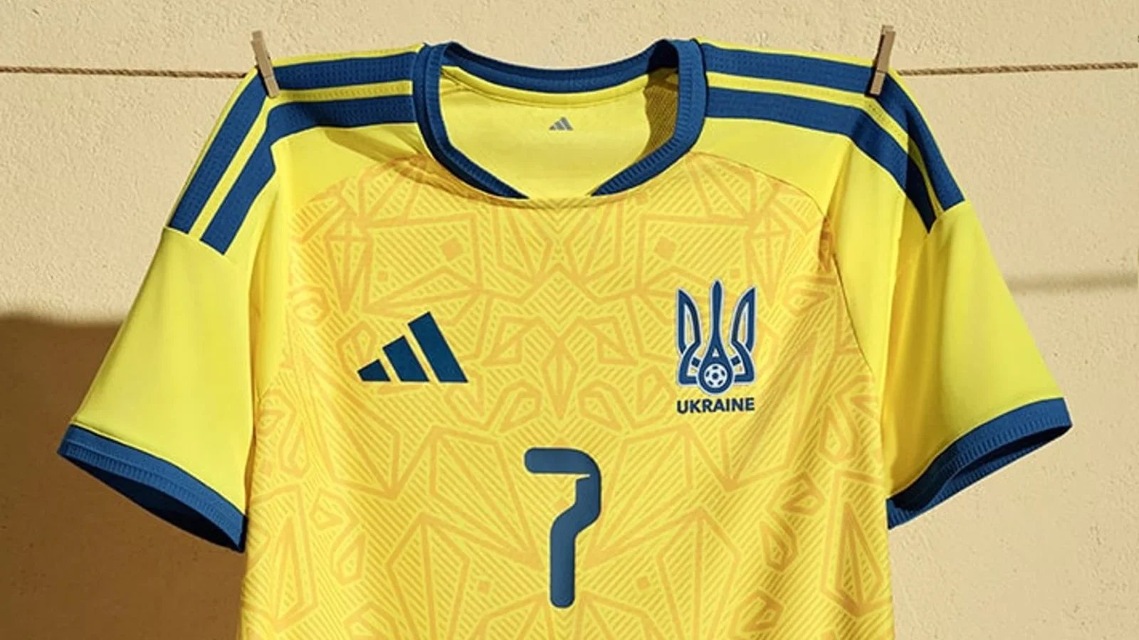 Ucrania borda su vyshyvanka y el tridente en las camisetas 2026-2027