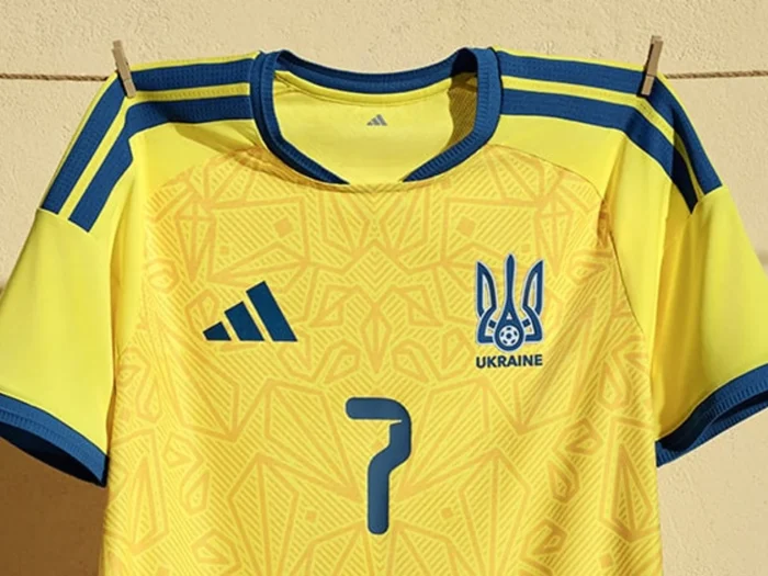 Ucrania borda su vyshyvanka y el tridente en las camisetas 2026-2027