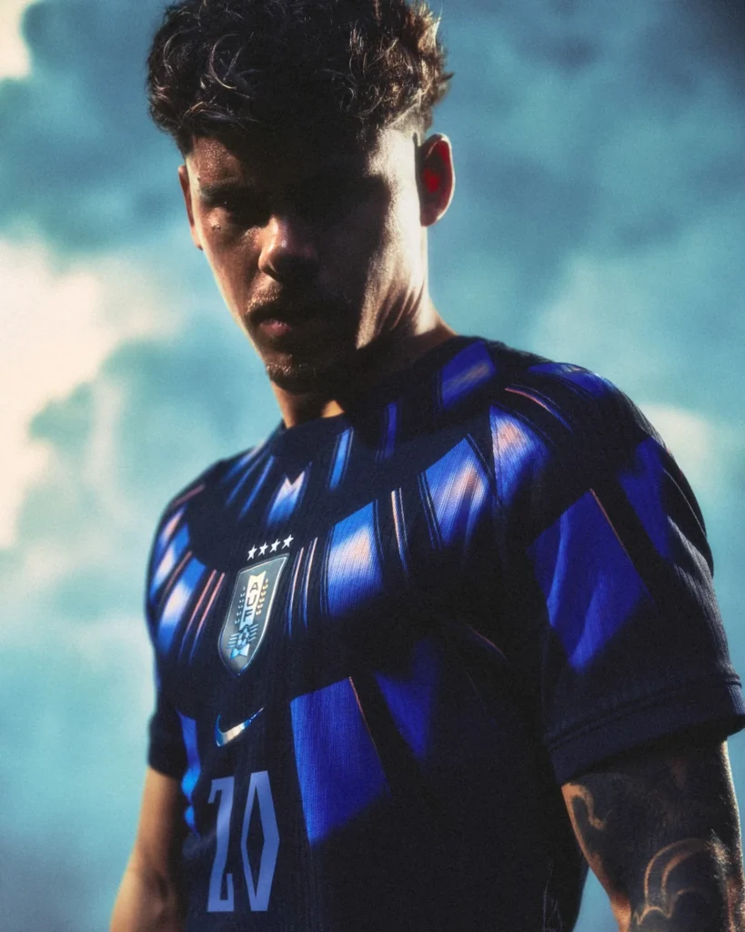 Uruguay saca su armadura futurista con la camiseta visitante del Mundial 2026