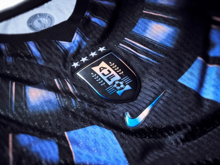 Uruguay saca su armadura futurista con la camiseta visitante del Mundial 2026