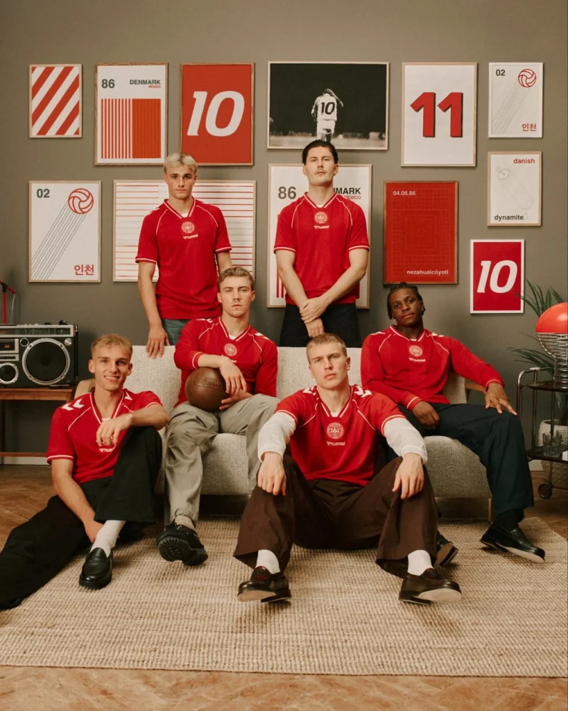 Dinamarca rinde homenaje a 1986 con sus camisetas 2026-2027 de Hummel