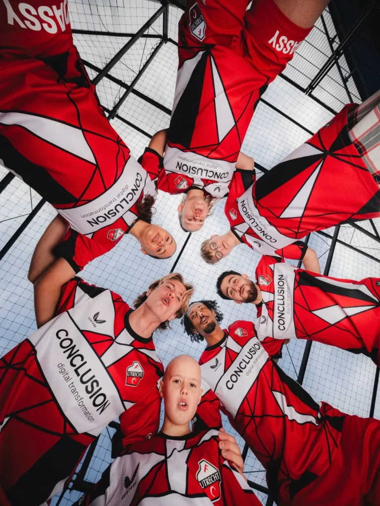 El FC Utrecht presenta su cuarta camiseta 2025-2026 diseñada por un niño